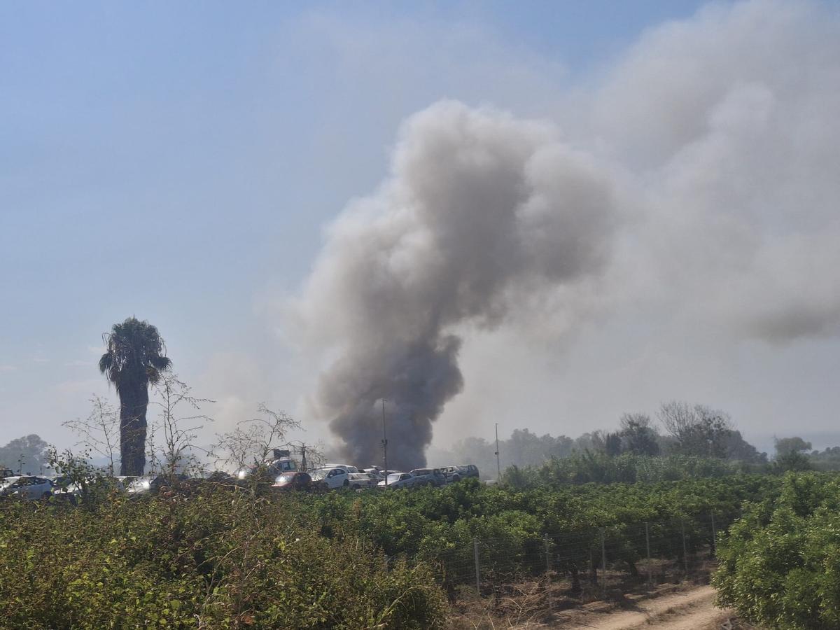 Las imágenes del incendio en el desguace de El Verger