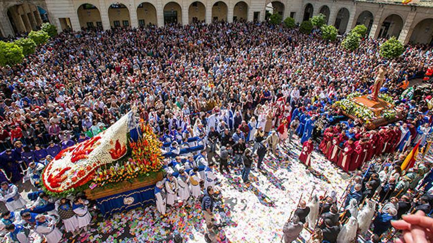 El Domingo de Resurrección se produce un emotivo y colorido encuentro de procesiones con los pasos del Resucitado y Nuestra Señora de la Alegría