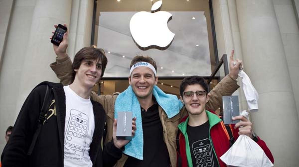 El telèfon d’Apple es posa a la venda a Barcelona amb més de 100 persones fent cua tota la nit