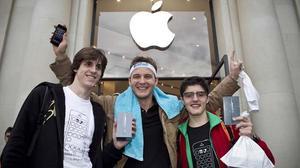 El telèfon d’Apple es posa a la venda a Barcelona amb més de 100 persones fent cua tota la nit