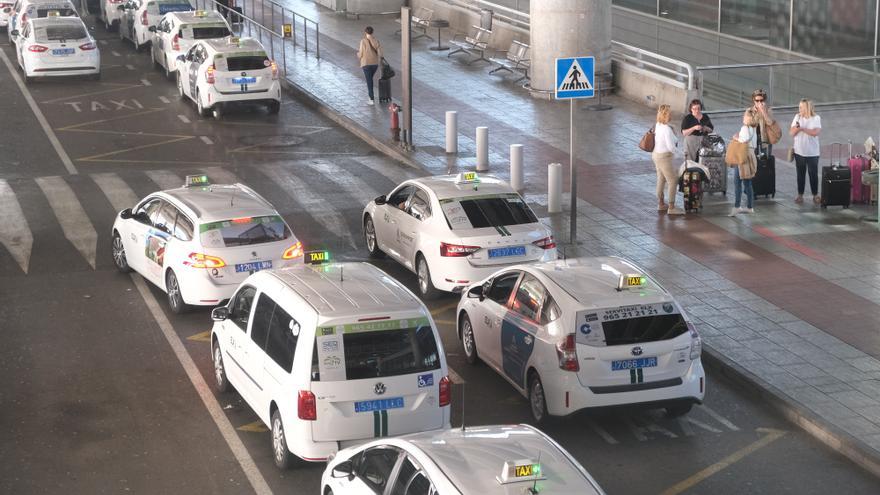 El Ayuntamiento de Elche se compromete con los taxistas a hacer más inspecciones en el aeropuerto