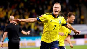 Claesson celebra el gol del 2-1 que brindó la victoria sueca.