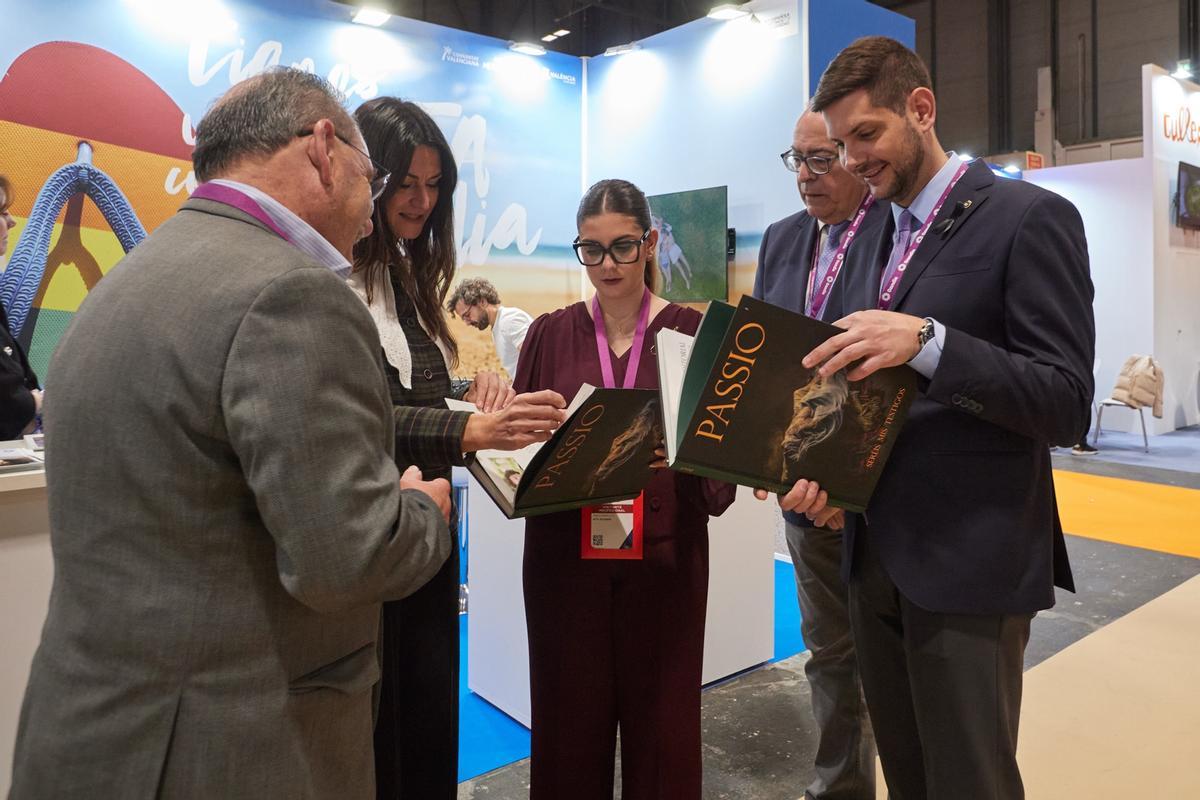 Representantes municipales y de la Semana Santa ojean el "Passio".