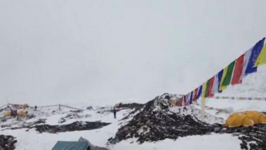 Momento de la avalancha de nieve en el Everest tras el terremoto