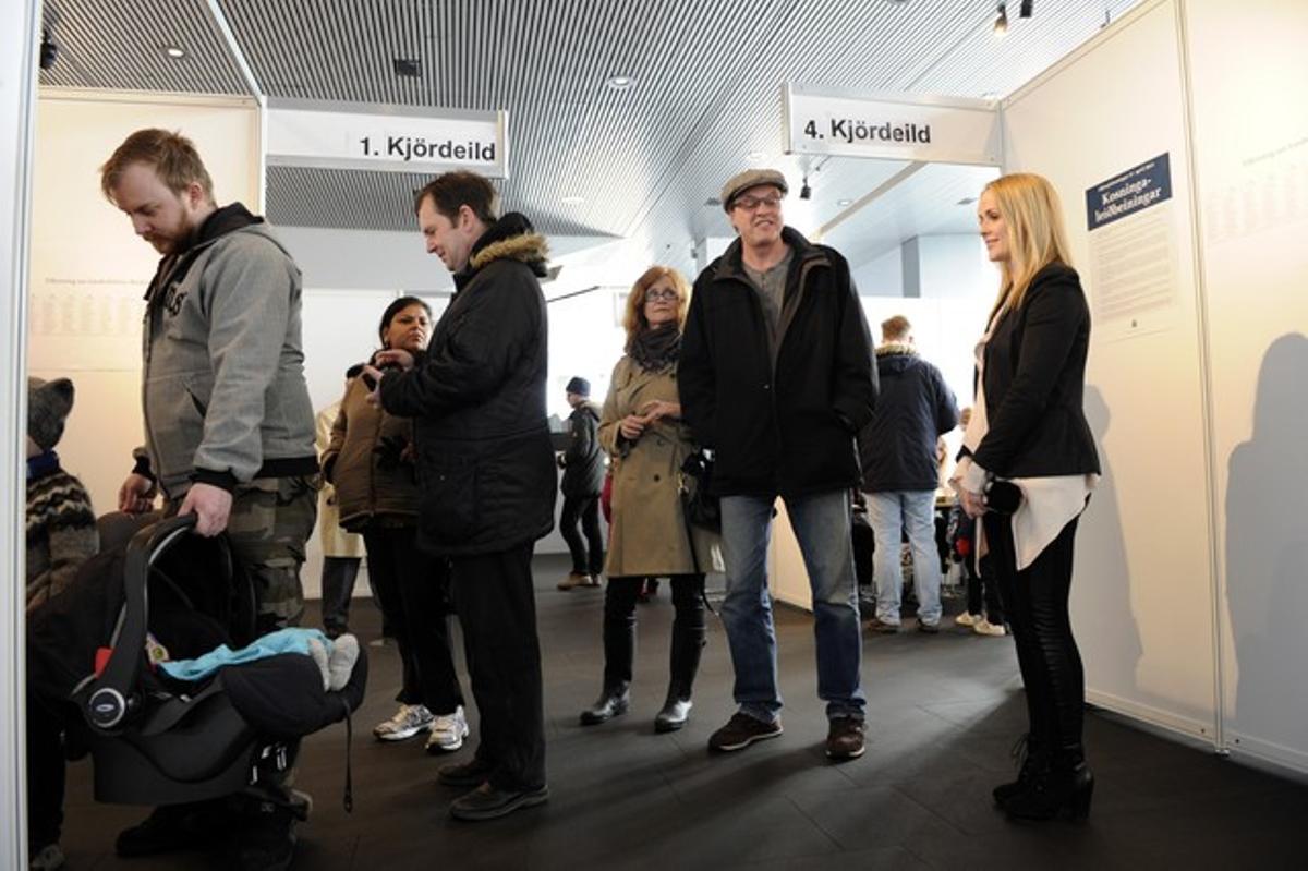 Diversos islandesos fan cua en un col·legi electoral de Reykjavík esperant el seu torn per poder votar, aquest dissabte. Diversos islandesos fan cua en un col·legi electoral de Reykjavík esperant el seu torn per poder votar, aquest dissabte.