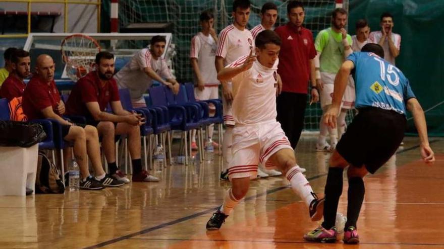 Disputa de balón durante un encuentro en el Ángel Nieto.