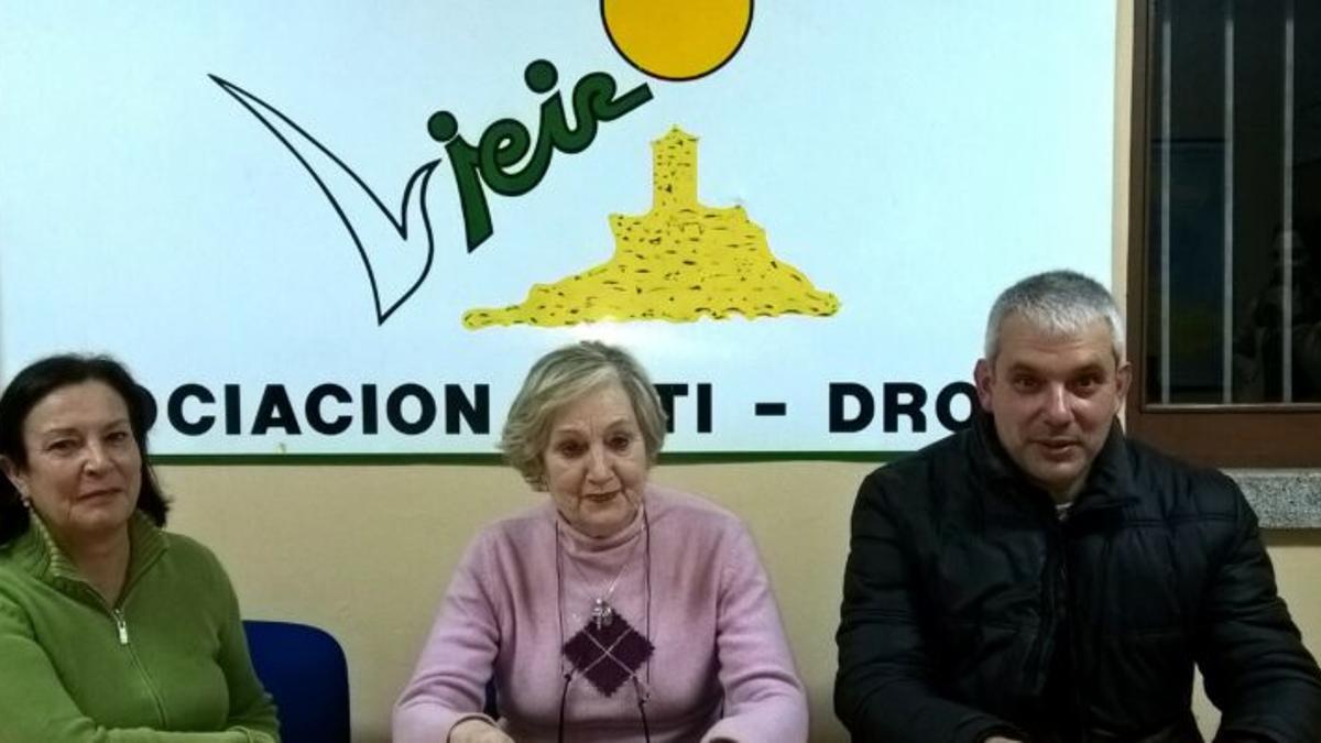 María del Pilar Mata, izquierda, Josefina Rey y Xosé María Arán, directivos de Vieiro