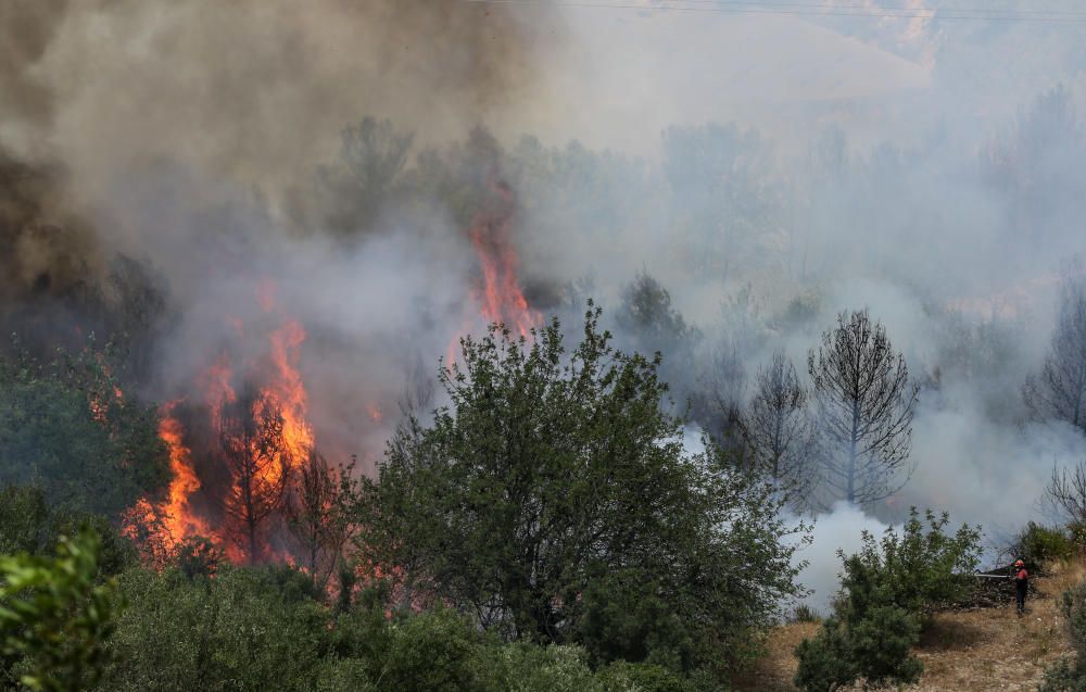 Los bomberos luchan contra el fuego en Guadalest