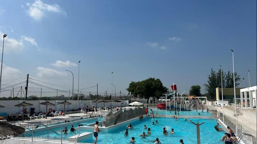 Récord de bañistas en la piscina de Paterna