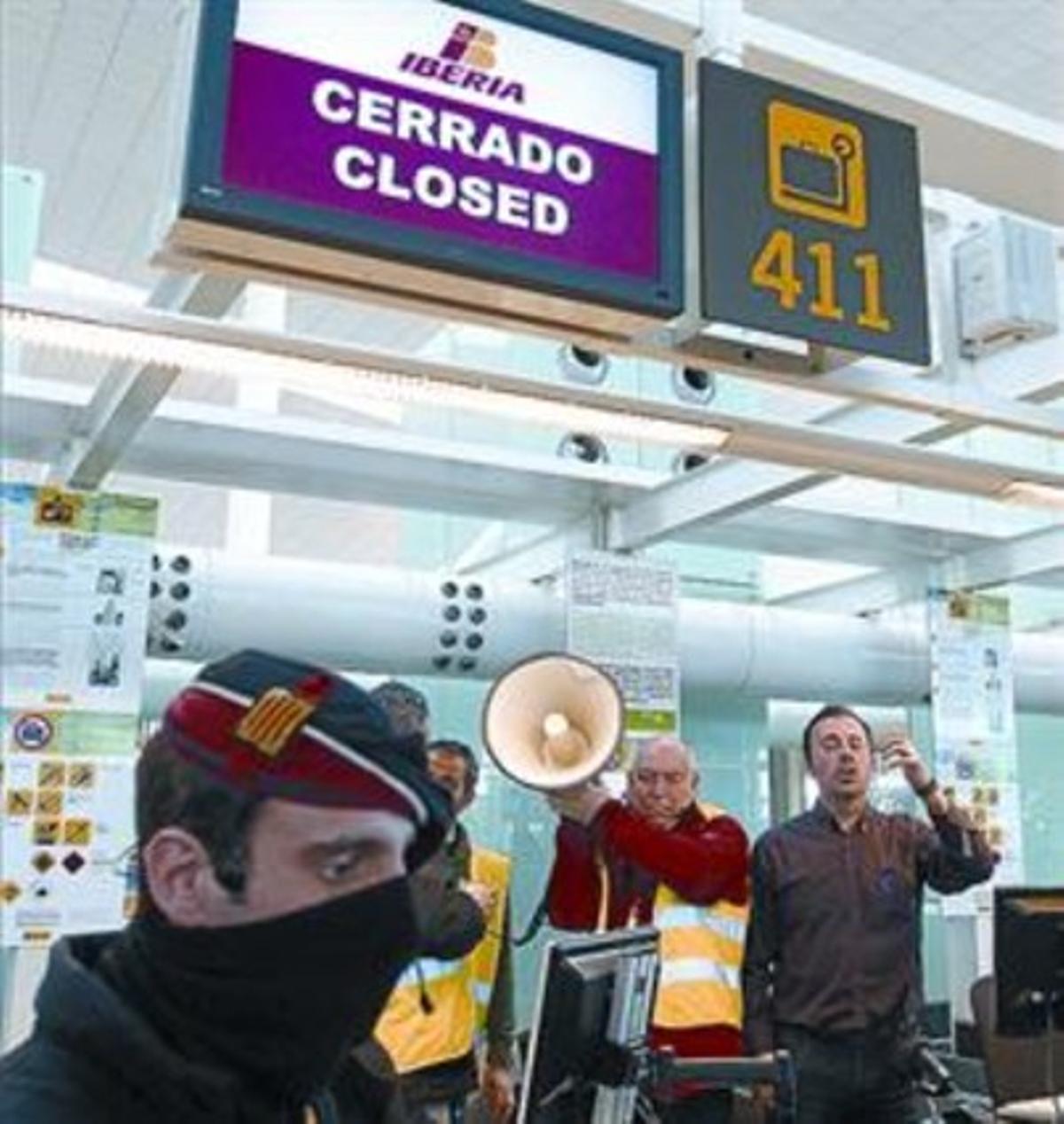 Treballadors d’Iberia protesten, ahir, a l’aeroport de Madrid. Treballadors d’Iberia protesten, ahir, a l’aeroport de Madrid.