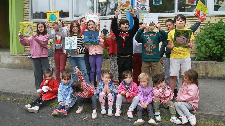 Los mayores les leen libros a los pequeños: la iniciativa de un colegio de Ourense para fomentar la lectura
