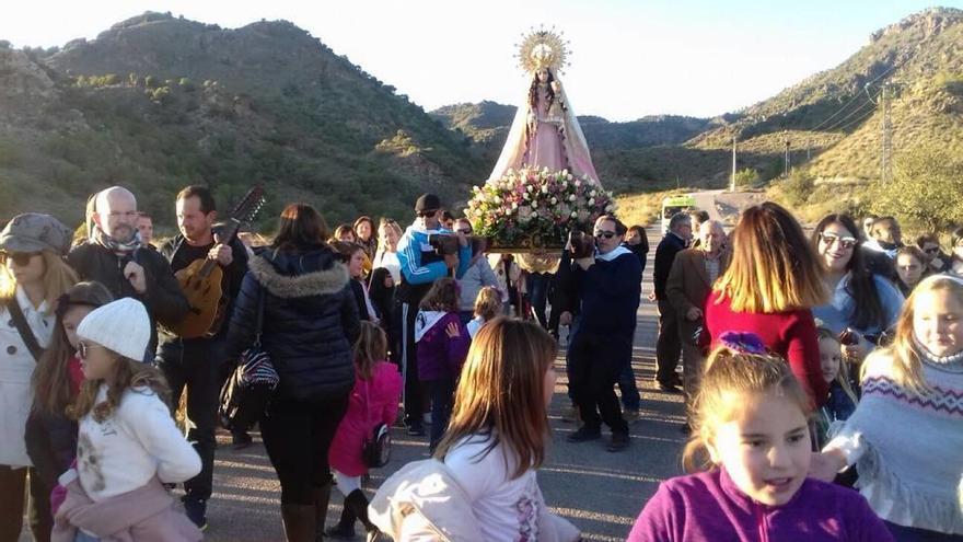 La Virgen de la Salud, ayer, a su paso por las calles de la pedanía lorquina de La Hoya.