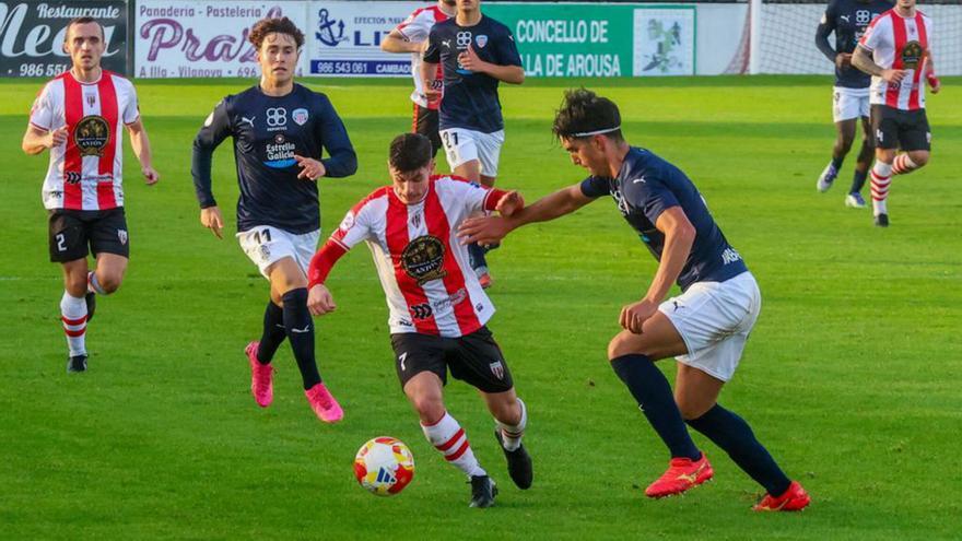 Nico se lleva el balón en medio de la oposición lucense. |  I. Abella