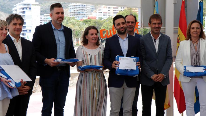 El alcalde recoge en Cullera las tres banderas azules para las playas de Sagunt