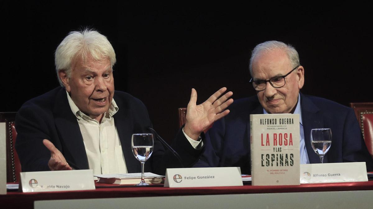 Felipe González en la presentació del llibre d'Alfonso Guerra, 'La rosa y las espinas: El hombre detrás del político', a Madrid.