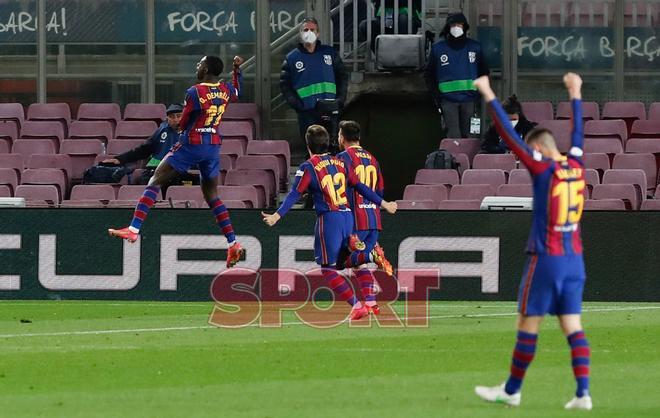 Ousmane Dembelé celebra con sus compañeros su gol en el partido de LaLiga entre el FC Barcelona y el Valladolid disputado en el Camp Nou.