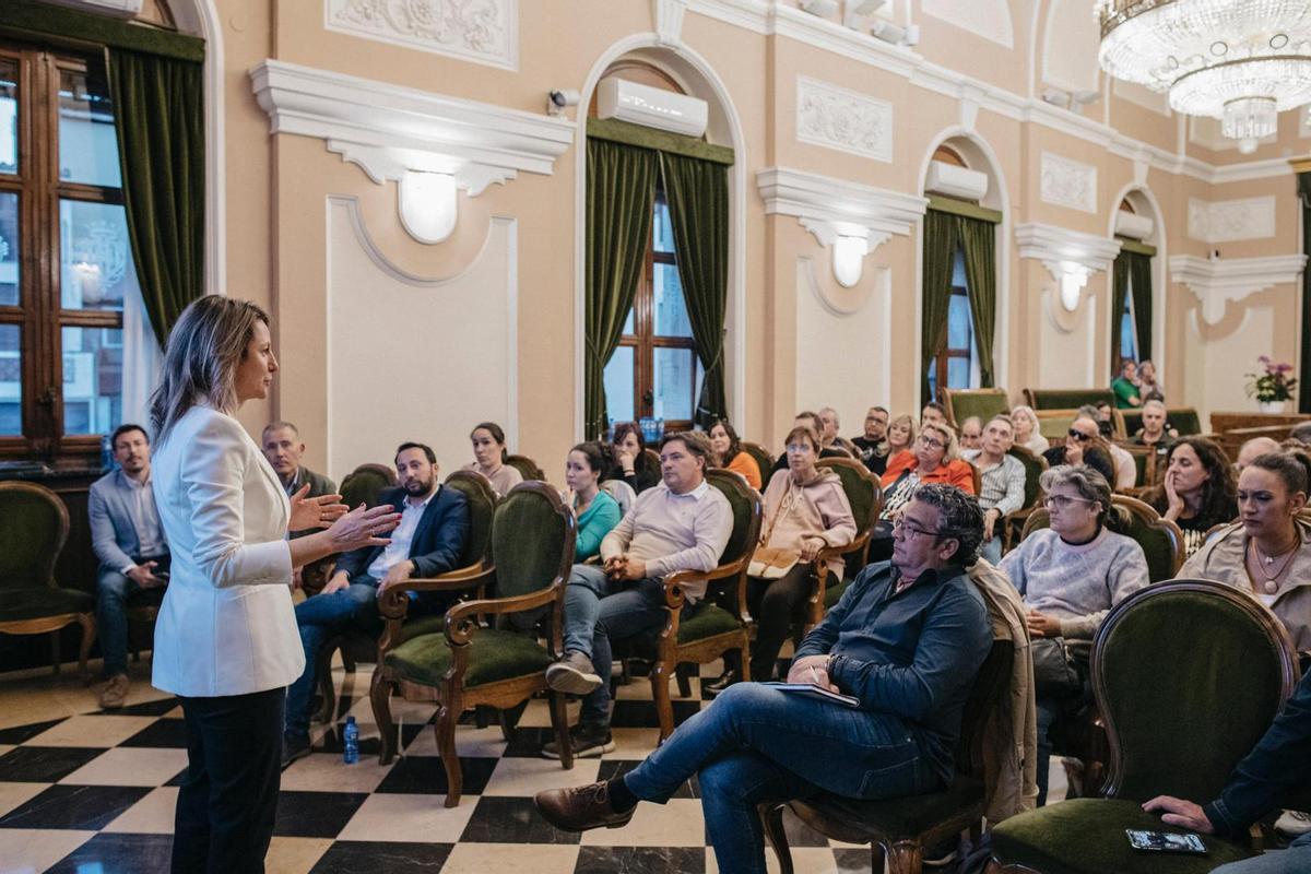La alcaldesa, en la reunión con los vendedores del Mercado Central.