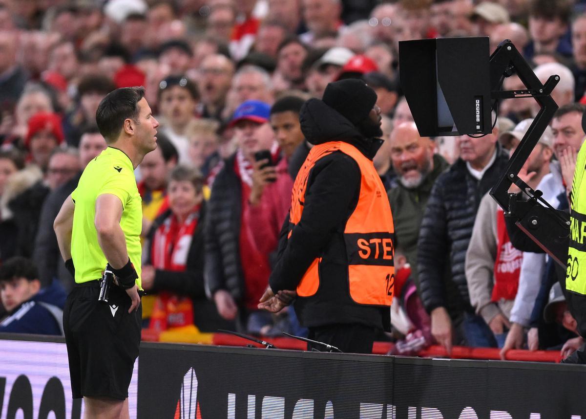 Un árbitro revisando el VAR en el City Ground del Newcastle durante un partido de la Europa League