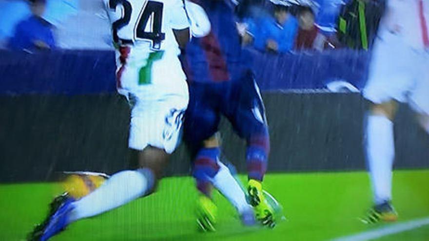 El VAR le birla un penalti clarísimo al Levante UD