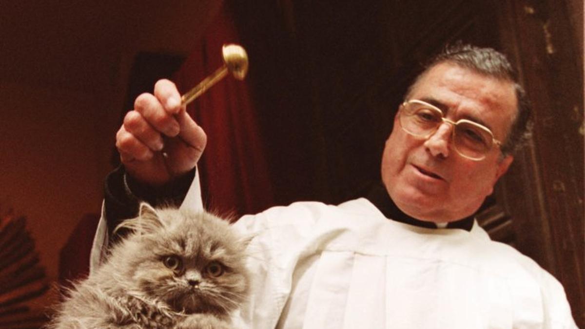 Un sacerdote bendiciendo a un gato