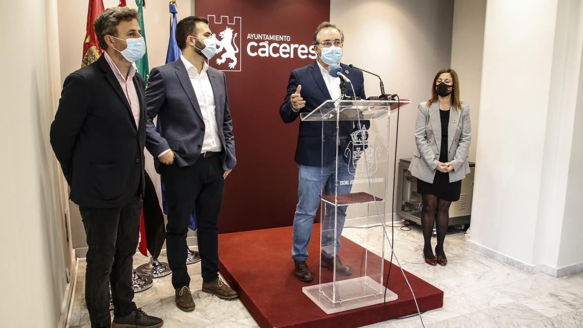 En el centro, Salaya y el alcalde de Casar, población que forma parte de la red, ayer antes de celebrarse la asamblea.