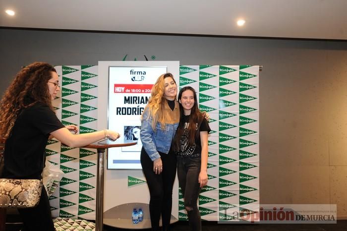 Miriam Rodríguez firma discos en El Corte Inglés