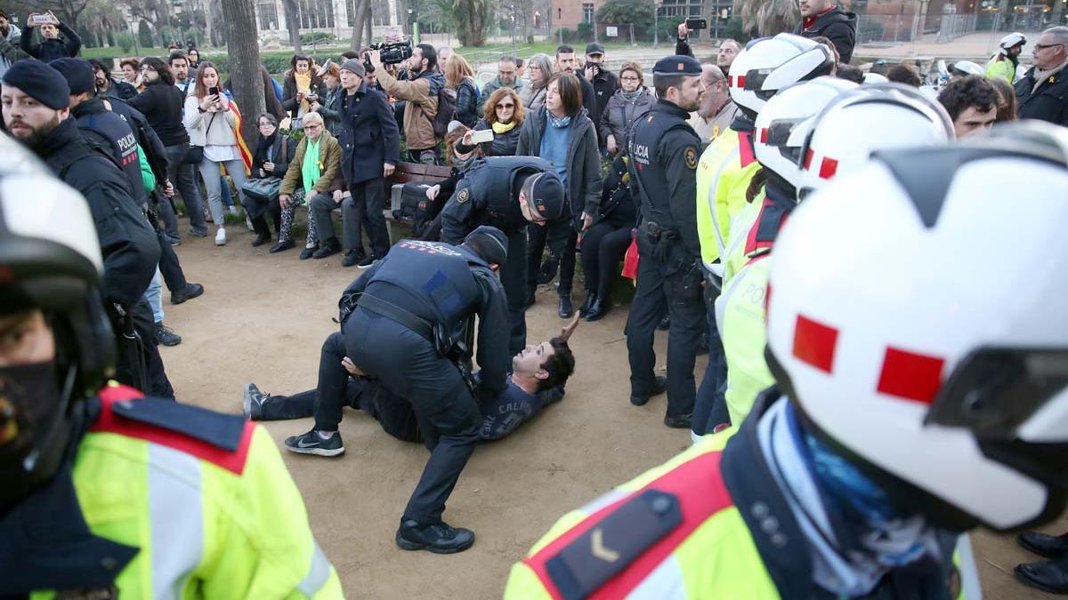 Enfrentamientos entre Mossos y manifestantes en una de las entradas al parque de la Ciutadella