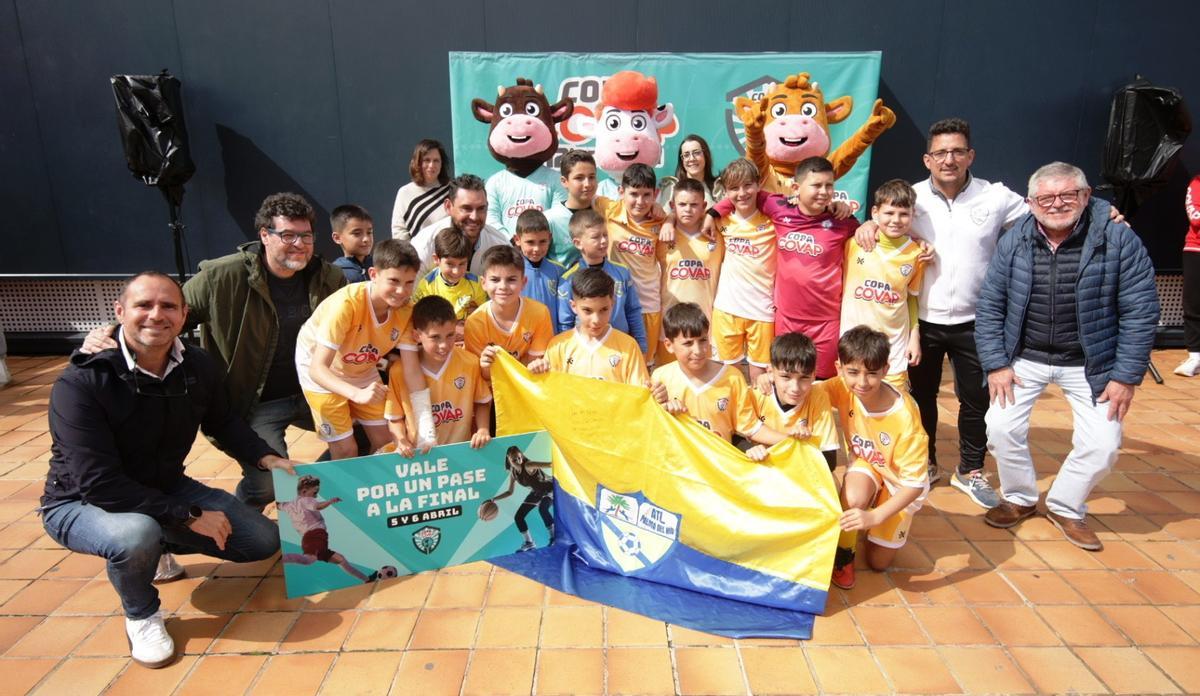 El Atlético Palma del Río festeja el triunfo en fútbol mixto.