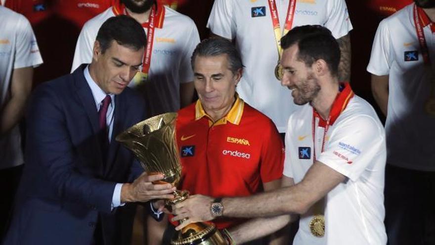 Sánchez recibe en Moncloa a la selección española de baloncesto