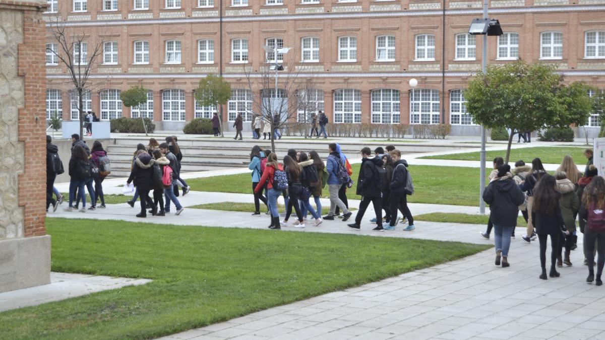 Universitarios en el Campus Viriato de Zamora antes de la declaración de la alerta sanitaria.