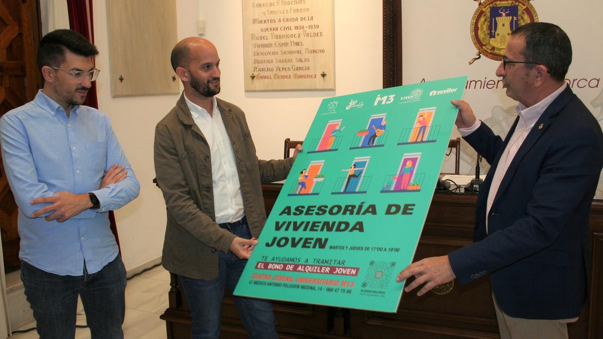 Juan Pedro Rodríguez, José Ángel Ponce y José Luis Ruiz, con el cartel de la Asesoría de Vivienda Joven, durante la presentación.