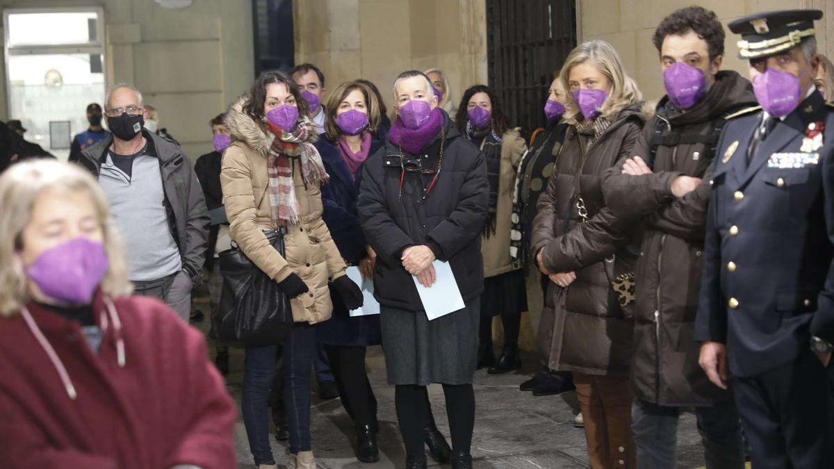 Centenares de personas asisten al acto institucional por el 25-N, en la Plaza Mayor de Gijón