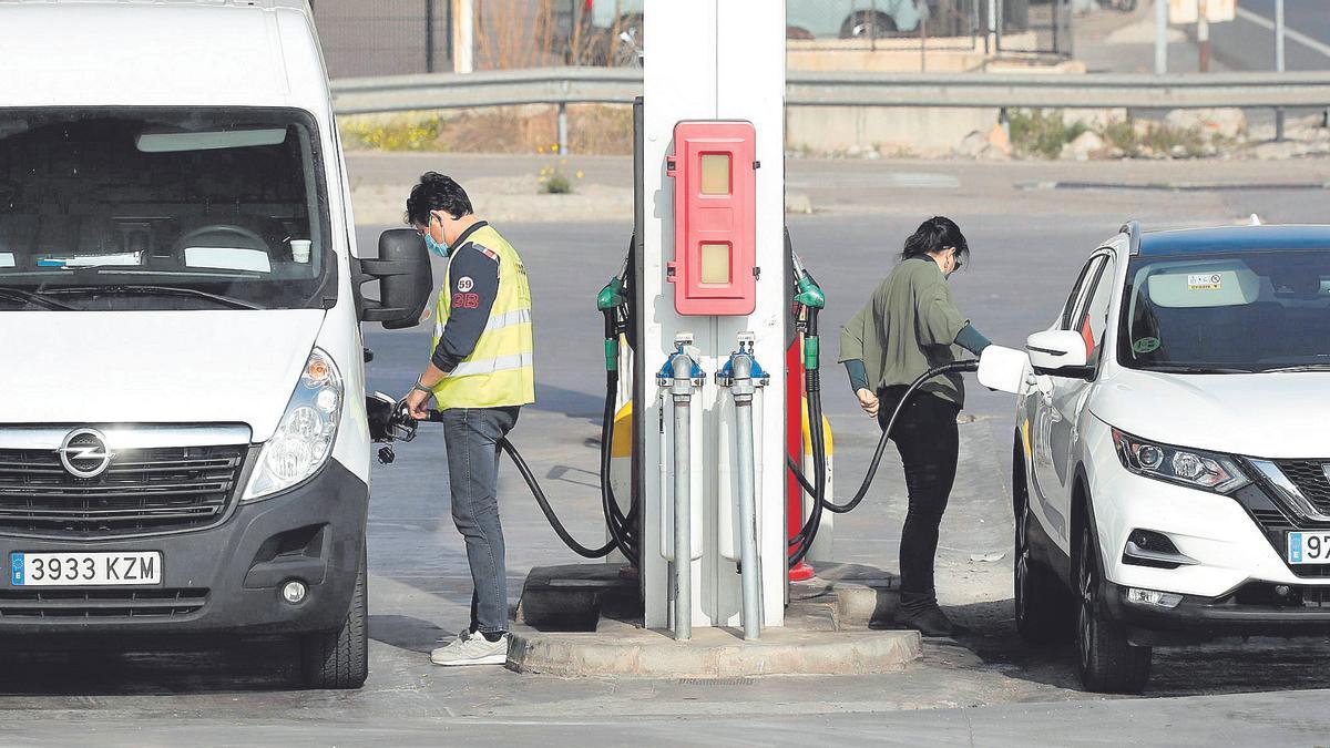 El precio de la gasolina está por las nubes y repostar cuesta hasta 16 euros más que en mayo del 2020