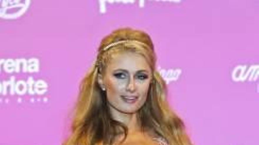 Paris Hilton luce el vestido del diseñador alicantino Rubén Hernández