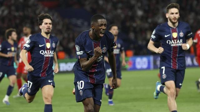 Dembélé, en primer terme, celebra el tercer gol del PSG en l’anada de la semifinal de la Champions contra el Bayern disputada ahir a París. | MOHAMMED BADRA / EFE