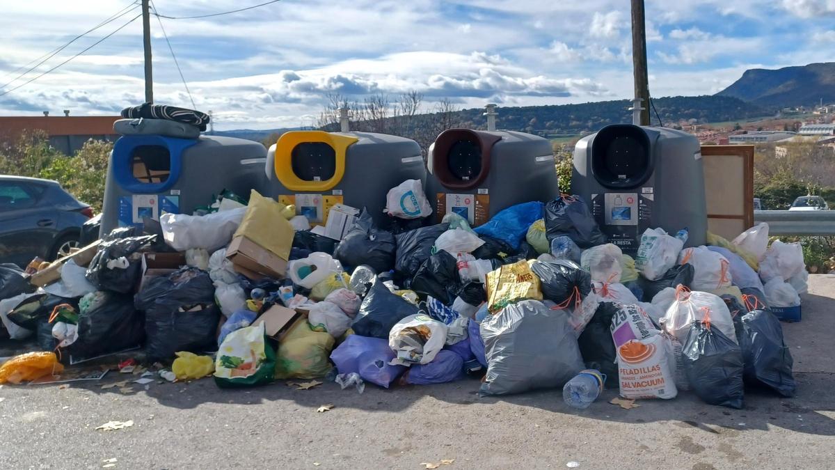 Illeta d'emergència de la plaça Gernika de Berga amb els contenidors que s'obren amb xip i nombroses bosses a l'exterior, aquest dilluns