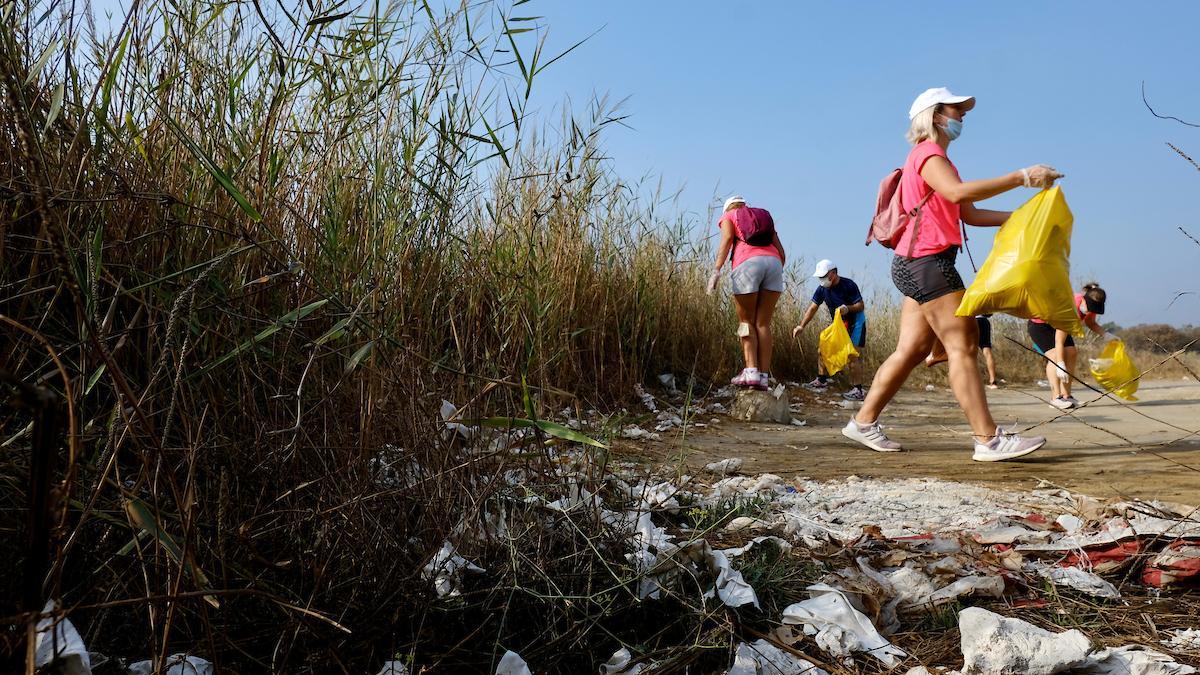 300 personas recogen más de 746 kilos de basura en la playa de Guadalmar en la Green Run organizada por La Opinión de Málaga