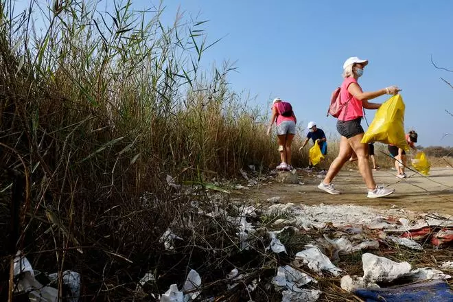 300 personas recogen más de 746 kilos de basura en la playa de Guadalmar en la Green Run organizada por La Opinión de Málaga