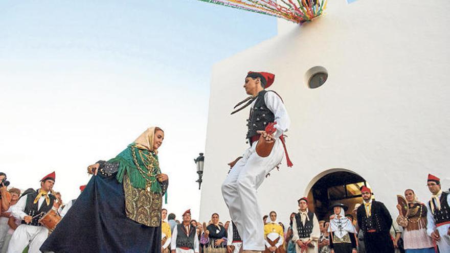 Dos ´balladors´ de sa Colla des Vedrà, durante la exhibición.