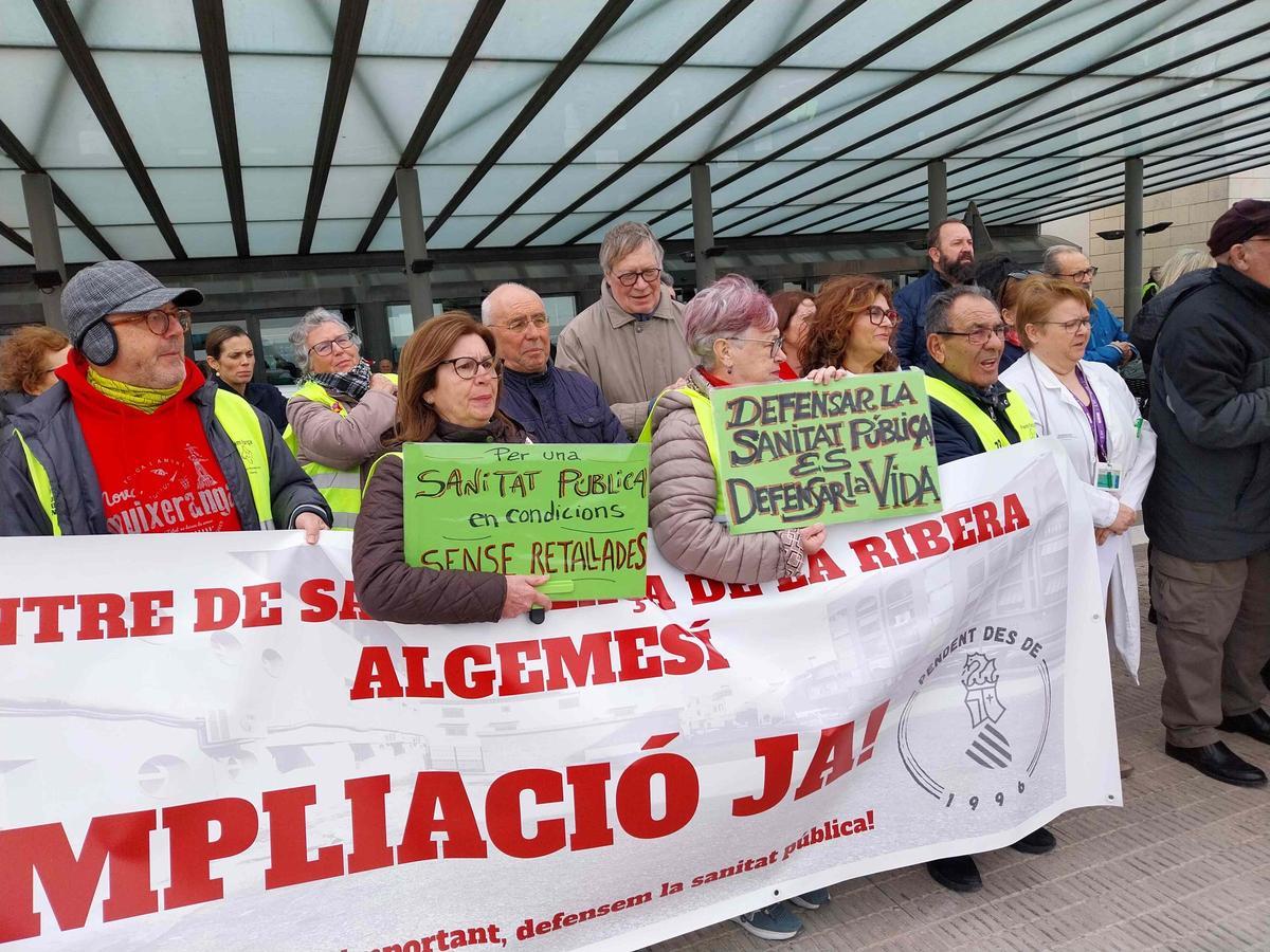 Algunos de los participantes en la concentración en defensa de la sanidad pública celebrada este lunes frente al hospital de Alzira.