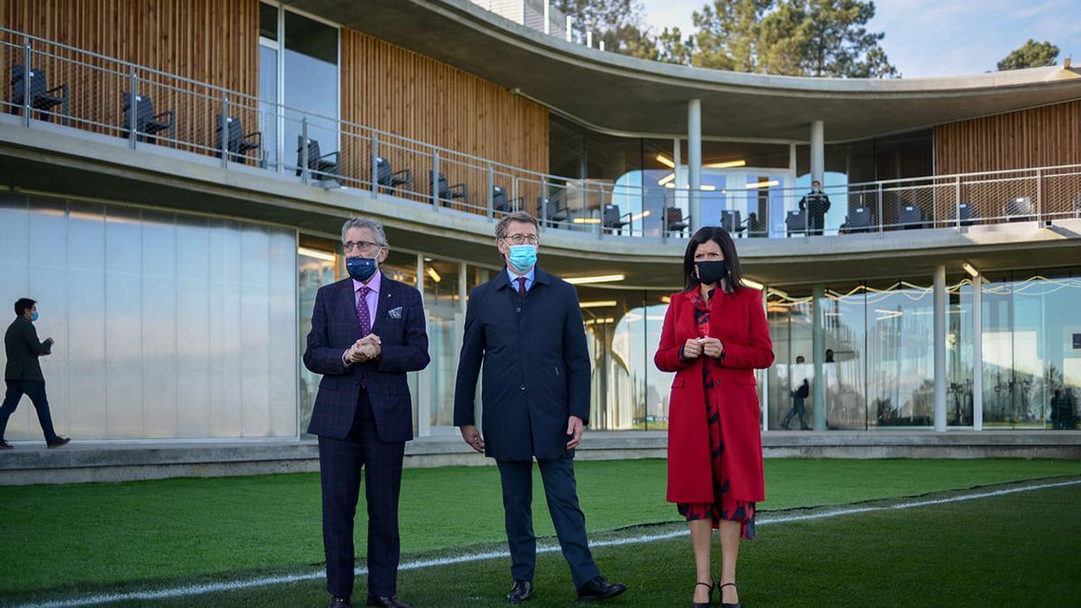 La alcaldesa de Mos, Nidia Arévalo (a la derecha), el presidente de la Xunta, Núñez Feijóo y Carlos Mouriño, presidente del Celta, en la inauguración