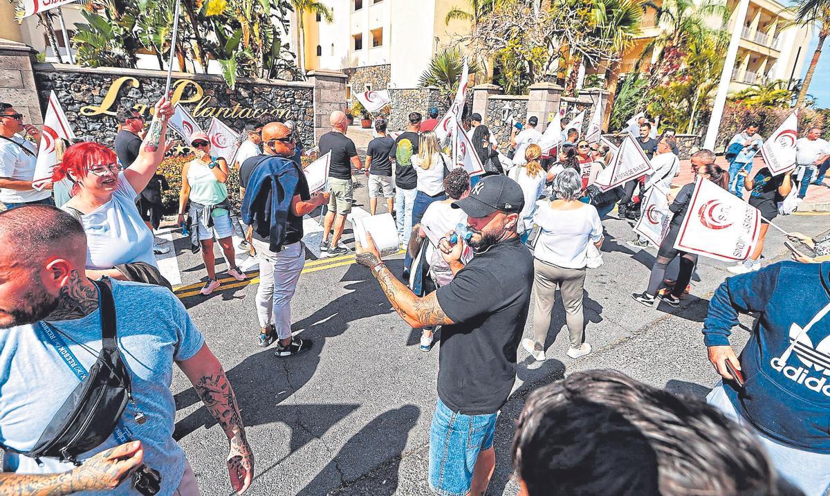 Movilización de trabajadores de la hostelería en Tenerife antes de firmarse el nuevo convenio.