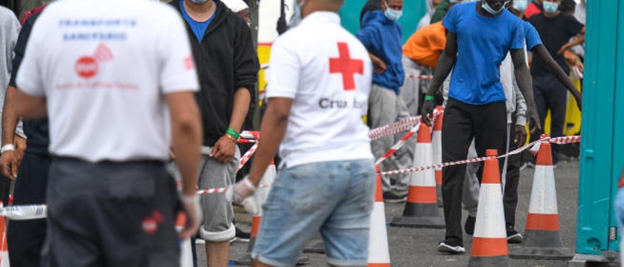 Imagen de uno de los migrantes que esperaba ayer en el muelle de Arguineguín a ser realojado.