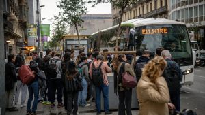barcelona 28/10/2024 Sociedad Huelga de autobuses. Se ha decretado servicios mínimos del 40% en hora punta y del 20% en el resto de franjas horarias. La huelga afecta a autocares y autobuses urbanos e interurbanos, en general en cualquier operador de buses, puesto que la reivindicación sindical es lograr la jubilación a los 60 años de todos los profesionales de la conducción. AUTOR: JORDI OTIX
