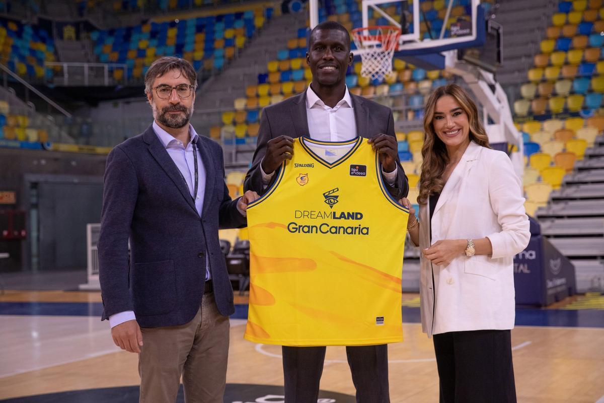 Eduardo Gómez de la Mata, Sitapha Savané y Yasmina Newport inmortalizan la imagen del acuerdo entre el CB Gran Canaria y Dreamland Studios.