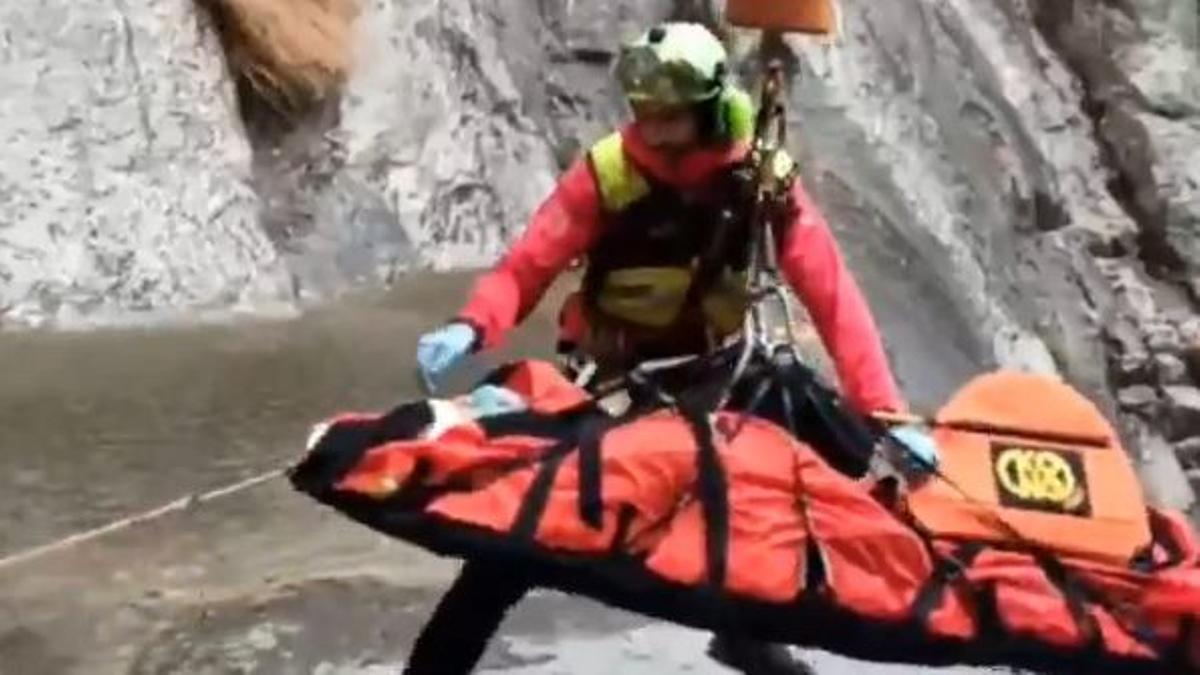 Rescate de una persona precipitada en un barranco de la Vall d'en Bas (Garrotxa)