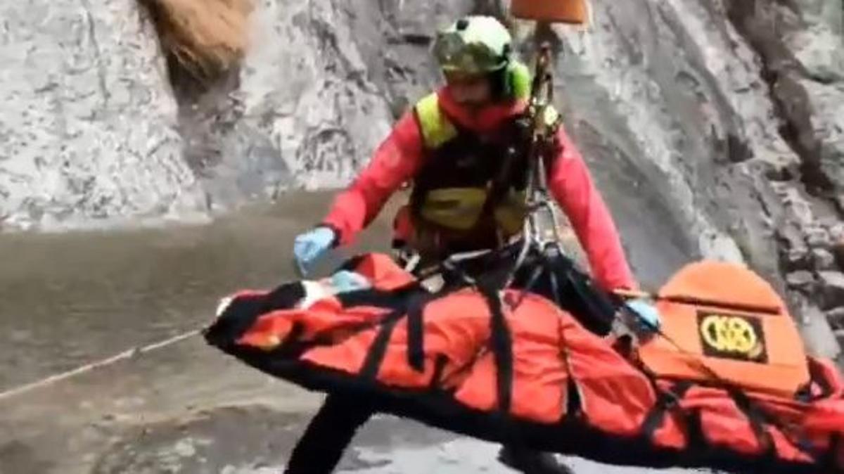 Rescate de una persona precipitada en un barranco de la Vall den Bas (Garrotxa)