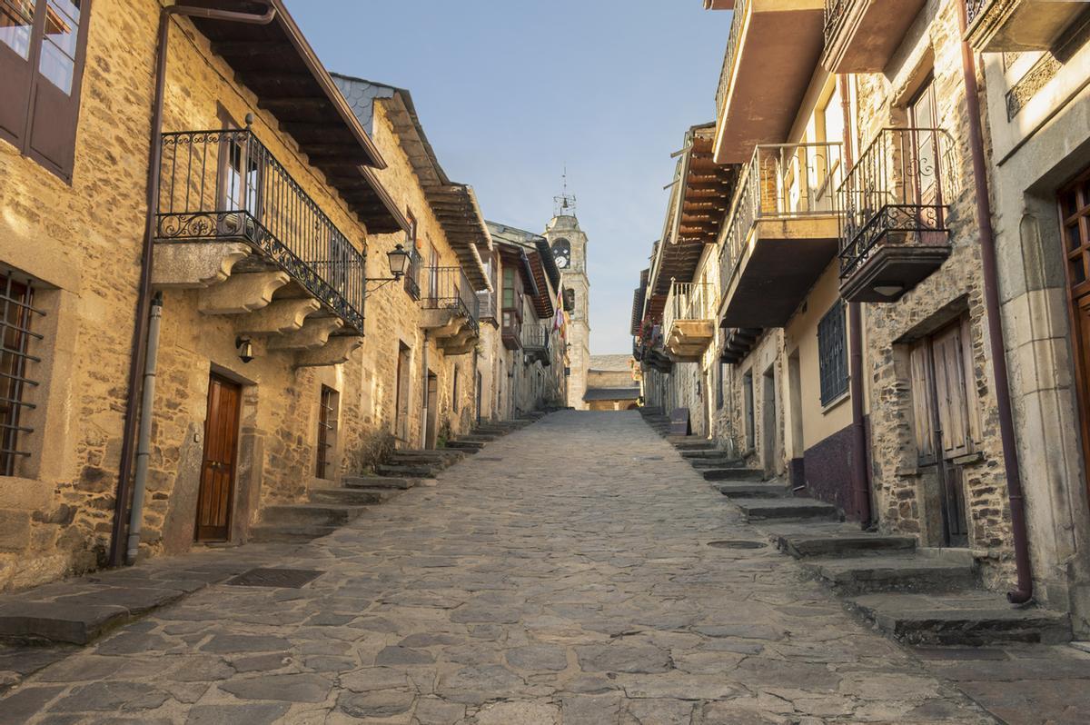 Calle de estilo medieval de Puebla de Sanabria al atardecer