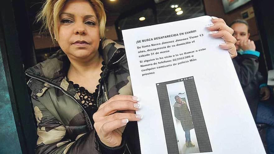 Estrella Jiménez, tía de Nerea J. J., con el cartel de búsqueda de la adolescente.