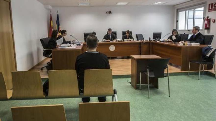 El acusado, de espaldas, en la vista celebrada ayer en la Audiencia Provincial de Alicante.